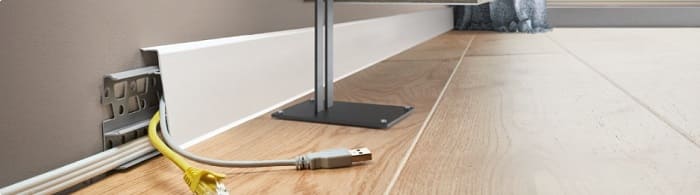 Плинтус Cezar Hi-Line Prestige белый фото в интерьере