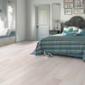 Ламинат Tarkett (Таркетт) Holiday Дуб Уикенд (Oak Weekend) 504022060 в интерьере светлой спальни