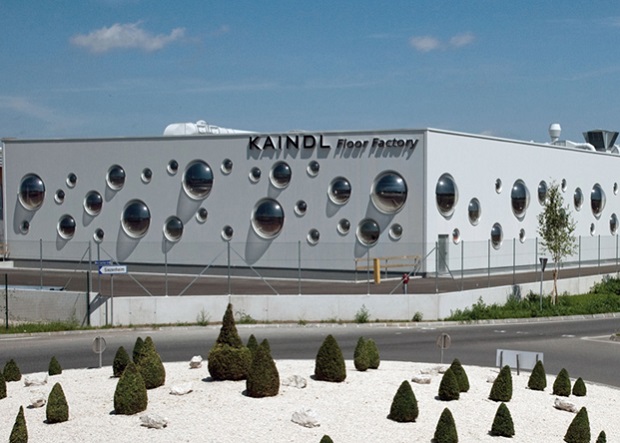 Завод Kaindl по производству ламинированных полов. 